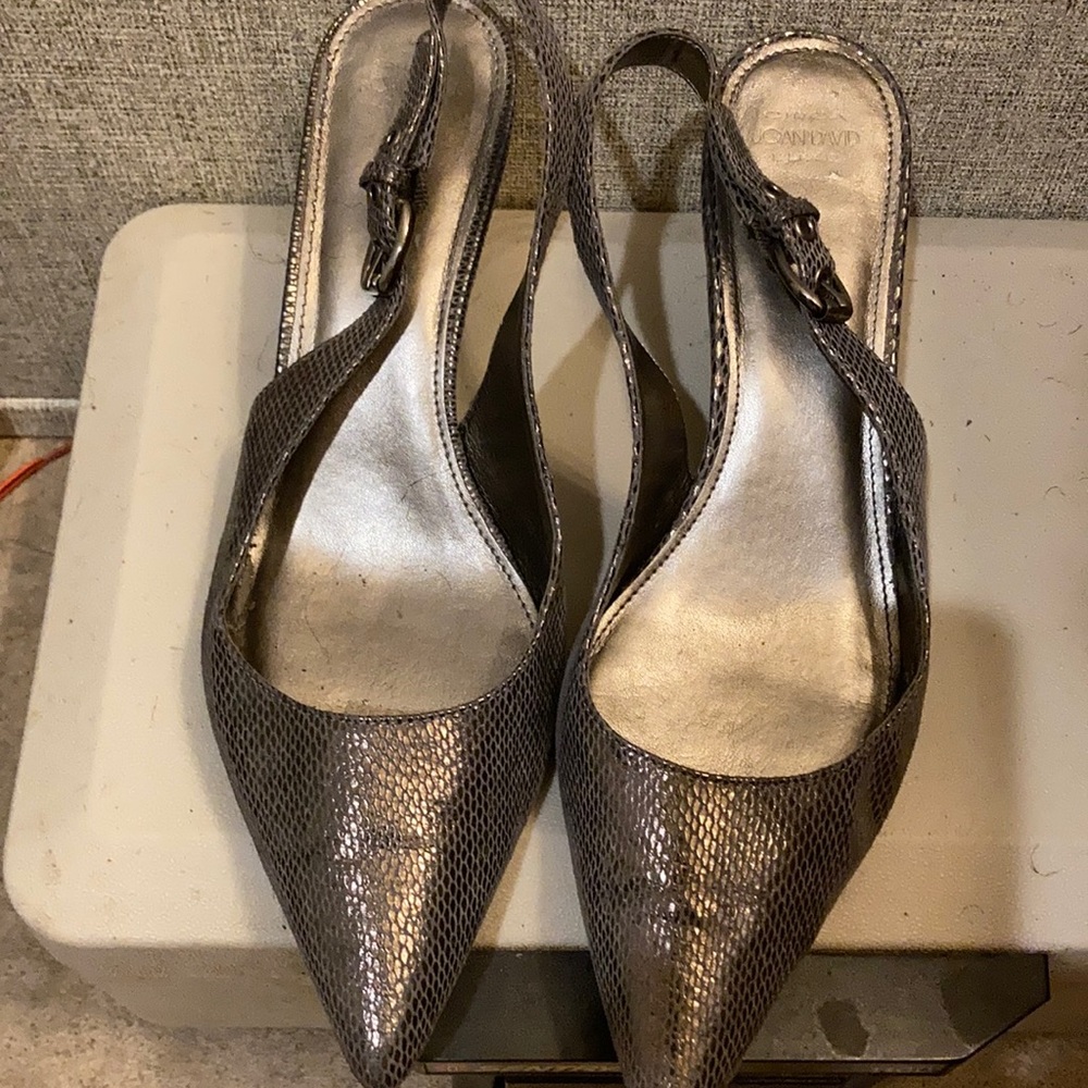 LADIES GRAY HEEL OUT PUMP